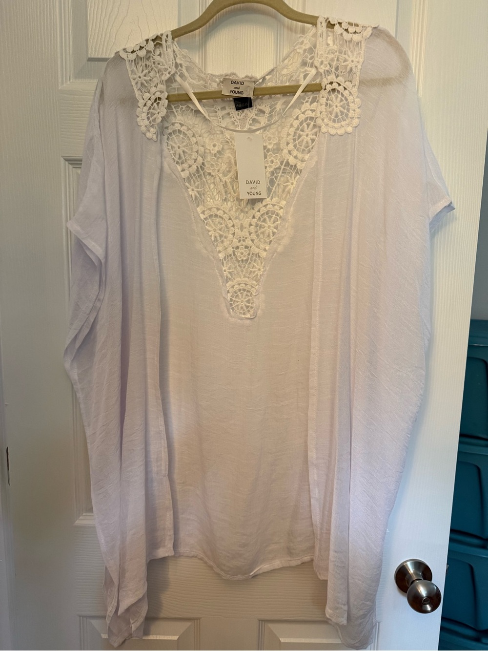 David and Young White Crochet back V-Neck Women's Top nwt one size